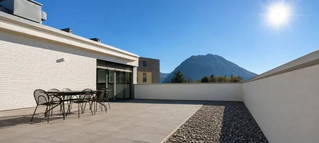 Attico moderno con terrazzo ad uso esclusivo, vista aperta