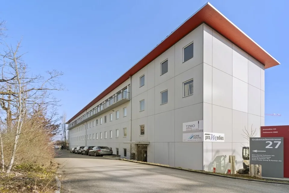 Beaucoup d'espace pour votre idée d'entreprise - grande halle commerciale à louer