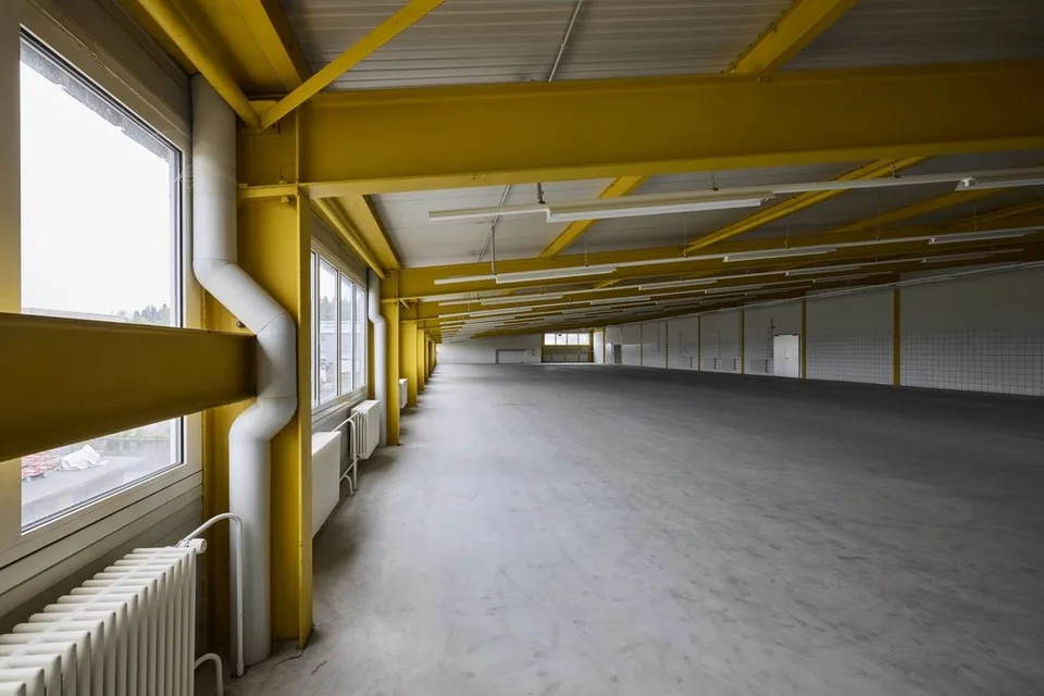 Beaucoup d'espace pour votre idée d'entreprise - grande halle commerciale à louer