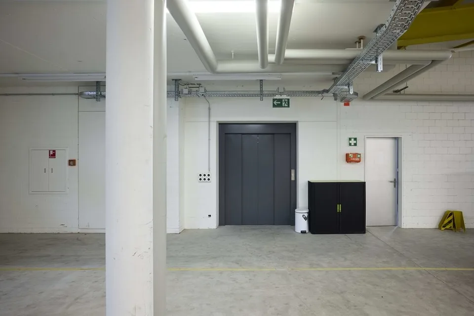 Beaucoup d'espace pour votre idée d'entreprise - grande halle commerciale à louer
