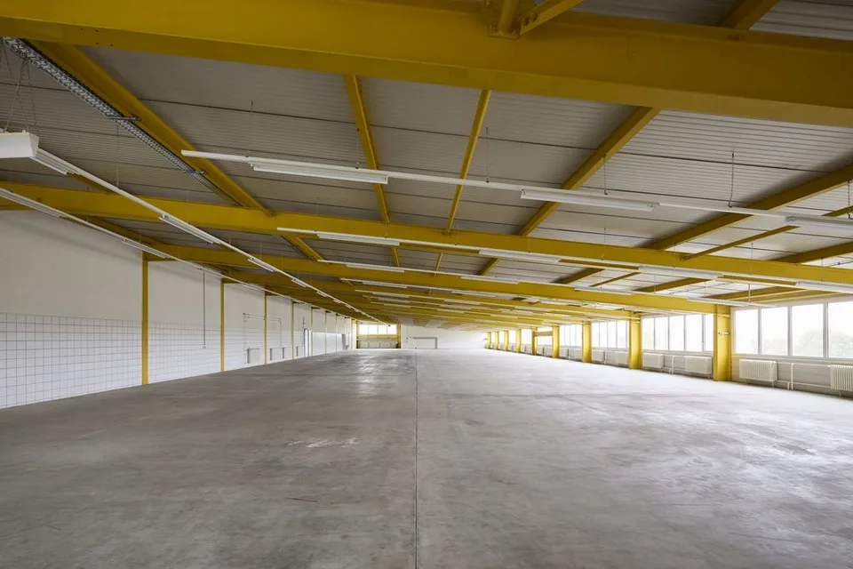 Beaucoup d'espace pour votre idée d'entreprise - grande halle commerciale à louer