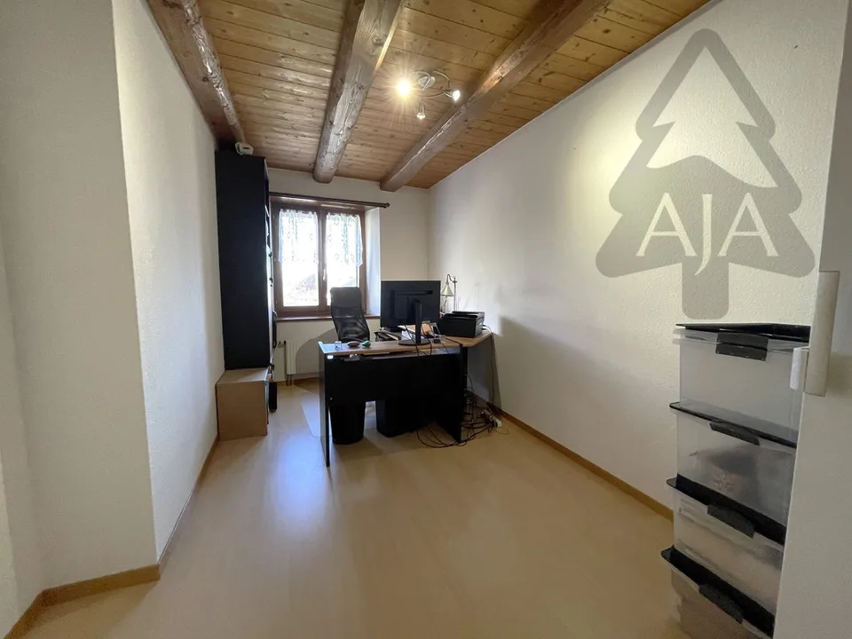 St-Aubin-Sauges, spacious 4.5-room apartment (121 m2) with private garden (53 m2), garage