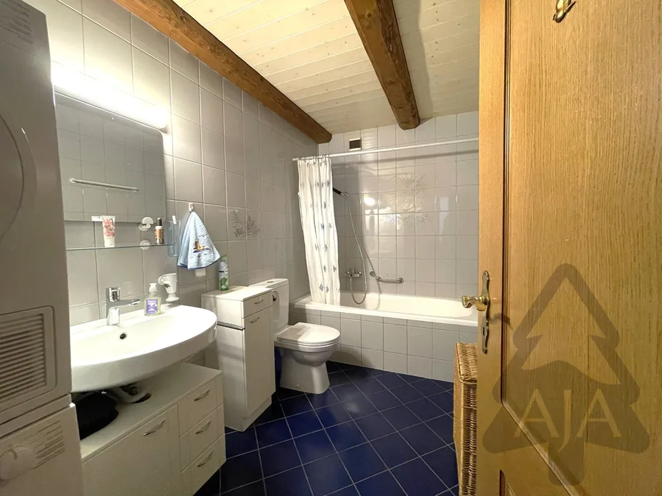 St-Aubin-Sauges, spacious 4.5-room apartment (121 m2) with private garden (53 m2), garage