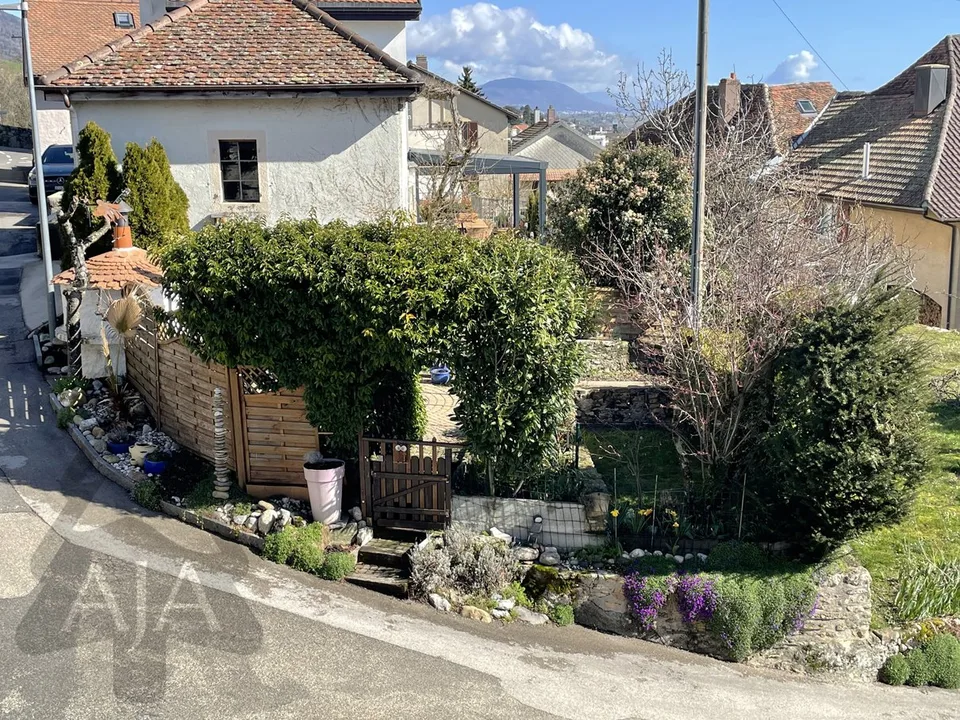 St-Aubin-Sauges, spacious 4.5-room apartment (121 m2) with private garden (53 m2), garage