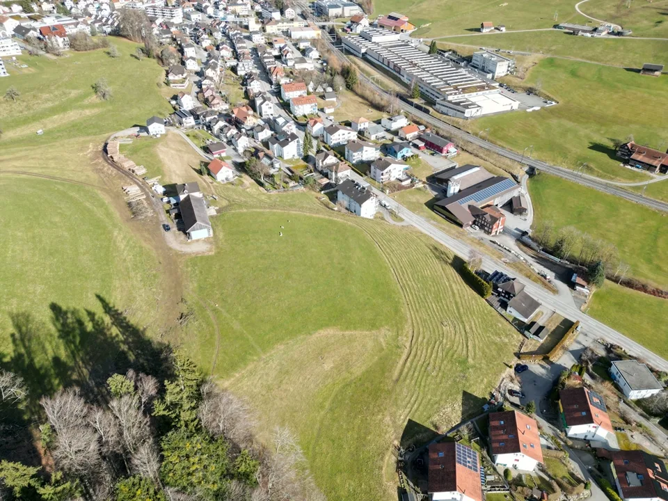 Terreno edificabile in una posizione residenziale soleggiata e insuperabile con grande potenziale