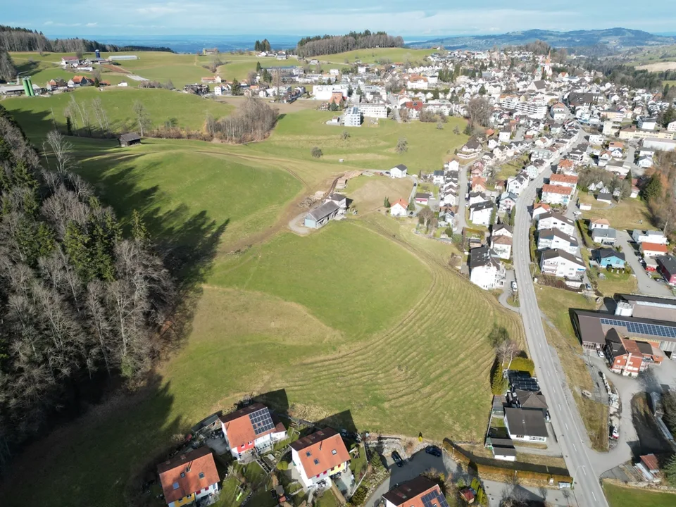 Terreno edificabile in una posizione residenziale soleggiata e insuperabile con grande potenziale