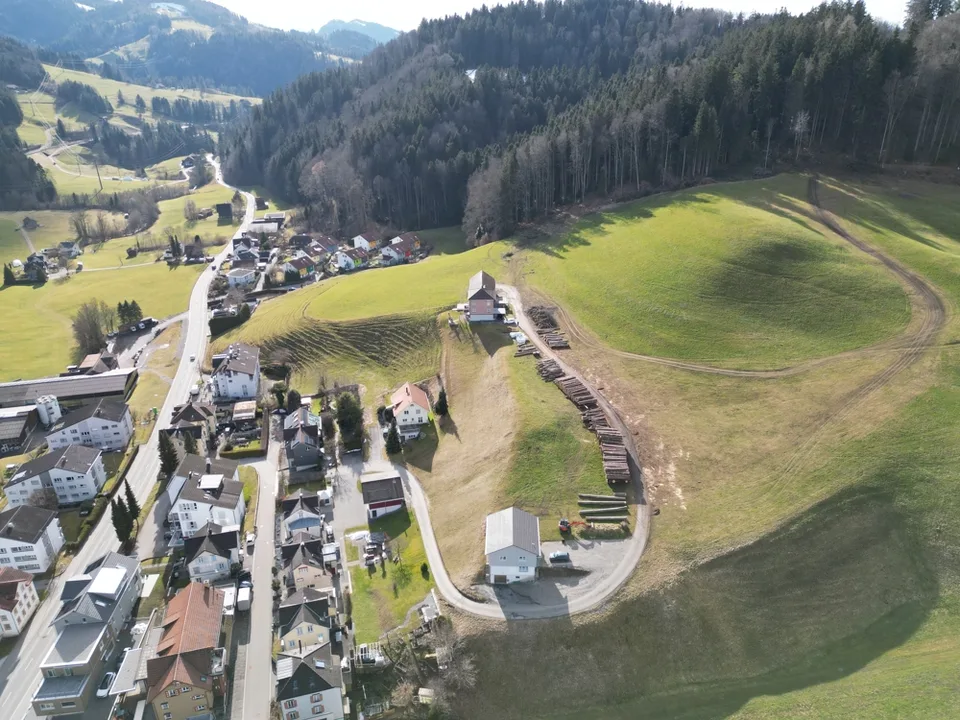 Terreno edificabile in una posizione residenziale soleggiata e insuperabile con grande potenziale