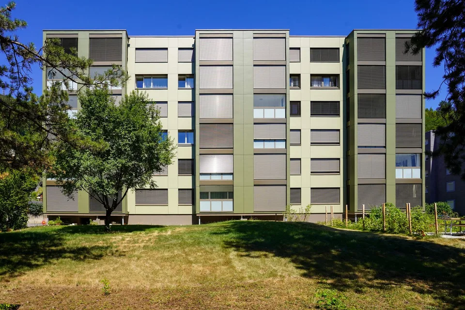 Sanierte 4.5 Z.-Wohnung mit grossem Wintergarten-Balkon und Aussicht