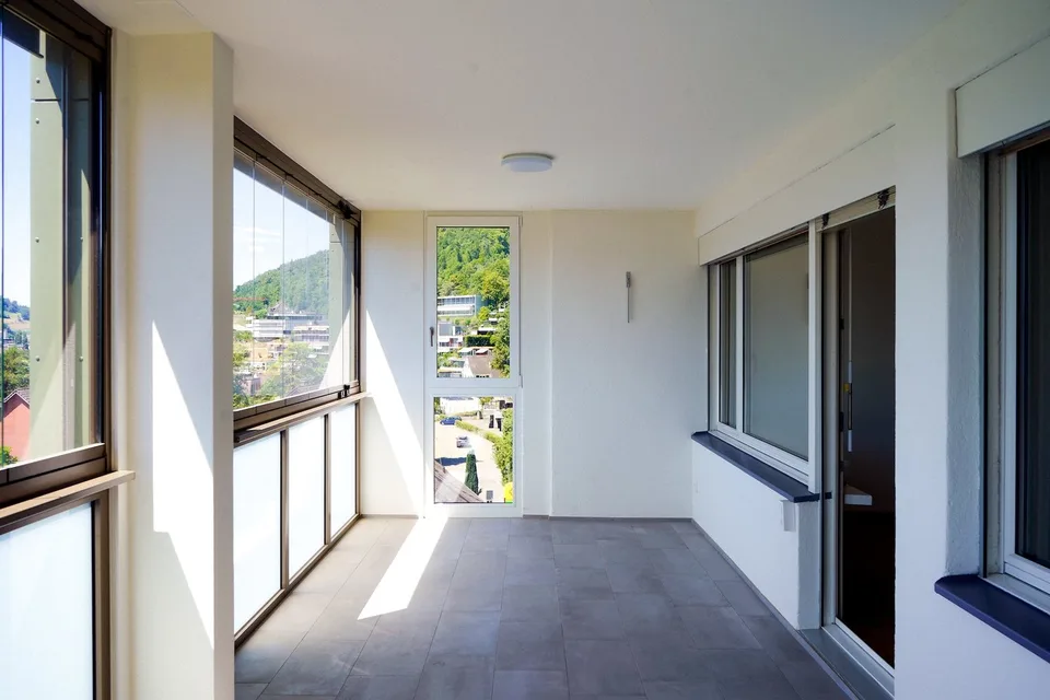 Sanierte 4.5 Z.-Wohnung mit grossem Wintergarten-Balkon und Aussicht