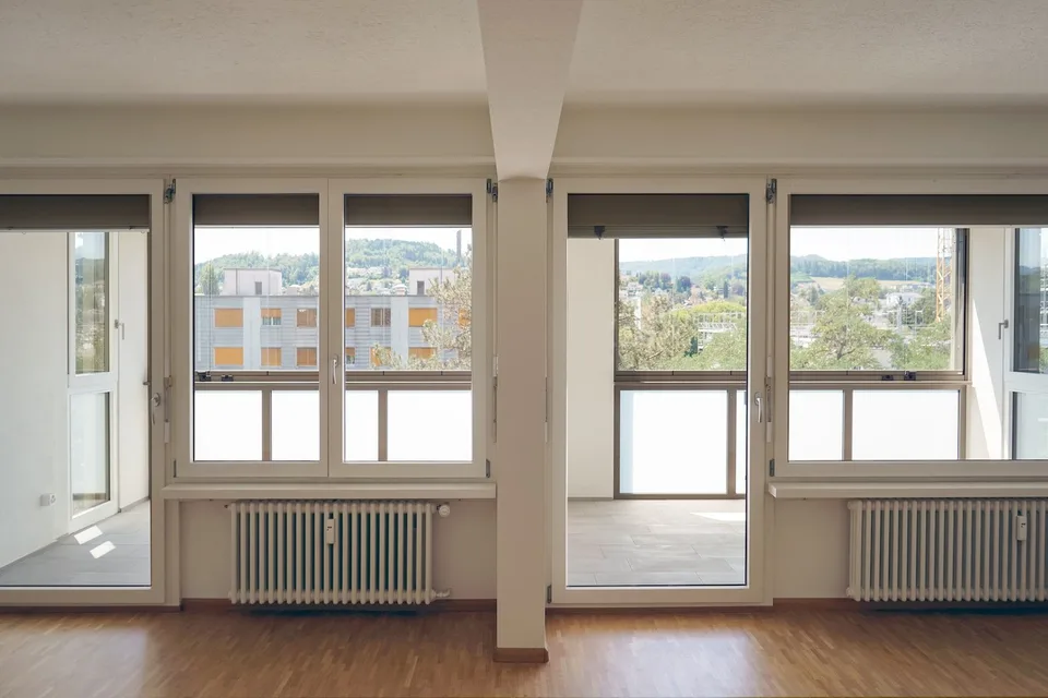 Sanierte 4.5 Z.-Wohnung mit grossem Wintergarten-Balkon und Aussicht