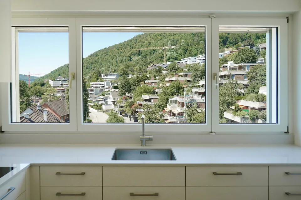Sanierte 4.5 Z.-Wohnung mit grossem Wintergarten-Balkon und Aussicht