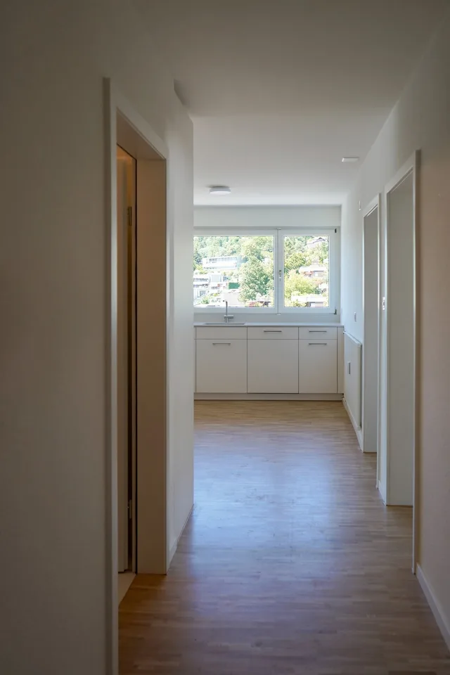 Sanierte 4.5 Z.-Wohnung mit grossem Wintergarten-Balkon und Aussicht
