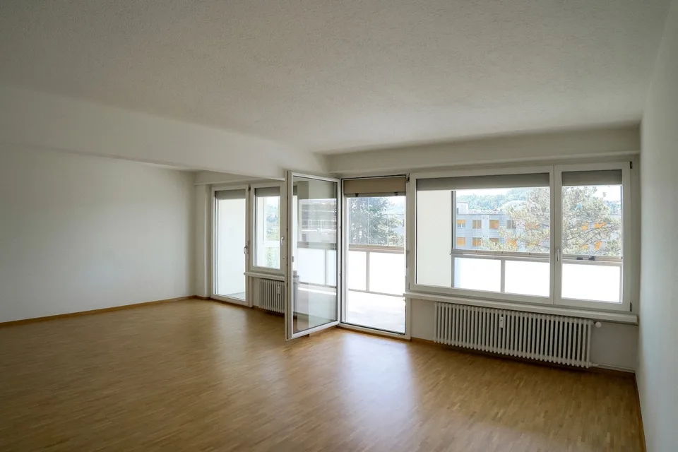 Sanierte 4.5 Z.-Wohnung mit grossem Wintergarten-Balkon und Aussicht