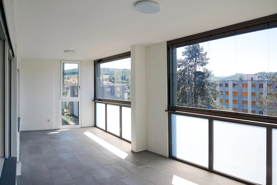 Sanierte 4.5 Z.-Wohnung mit grossem Wintergarten-Balkon und Aussicht