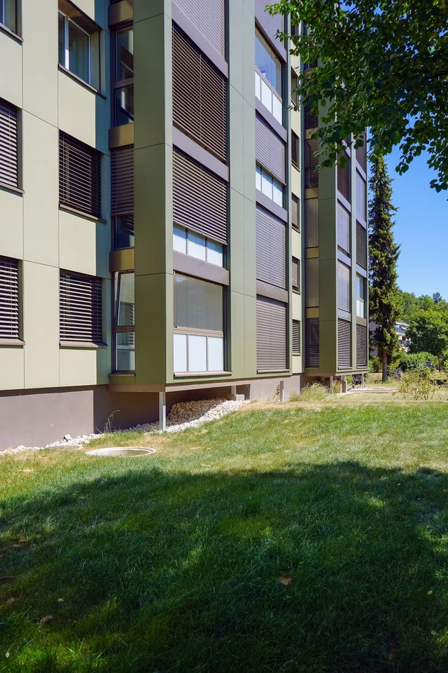 Sanierte 4.5 Z.-Wohnung mit grossem Wintergarten-Balkon und Aussicht