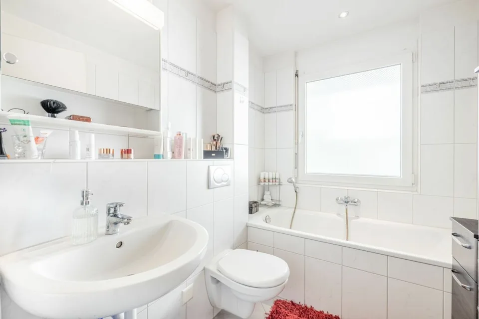 SEENAH WOHNEN: GROSSZÜGIGE 4.5-ZIMMER-WOHNUNG MIT GEDECKTER TERRASSE
