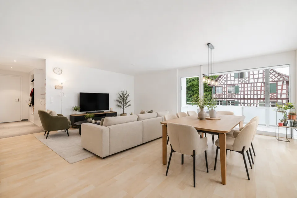 SEENAH WOHNEN: GROSSZÜGIGE 4.5-ZIMMER-WOHNUNG MIT GEDECKTER TERRASSE