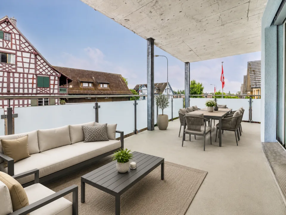 SEENAH WOHNEN: GROSSZÜGIGE 4.5-ZIMMER-WOHNUNG MIT GEDECKTER TERRASSE