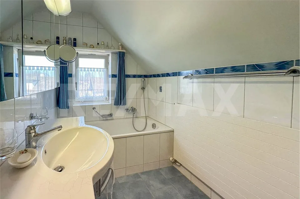 Detached single-family house with indoor pool and sauna