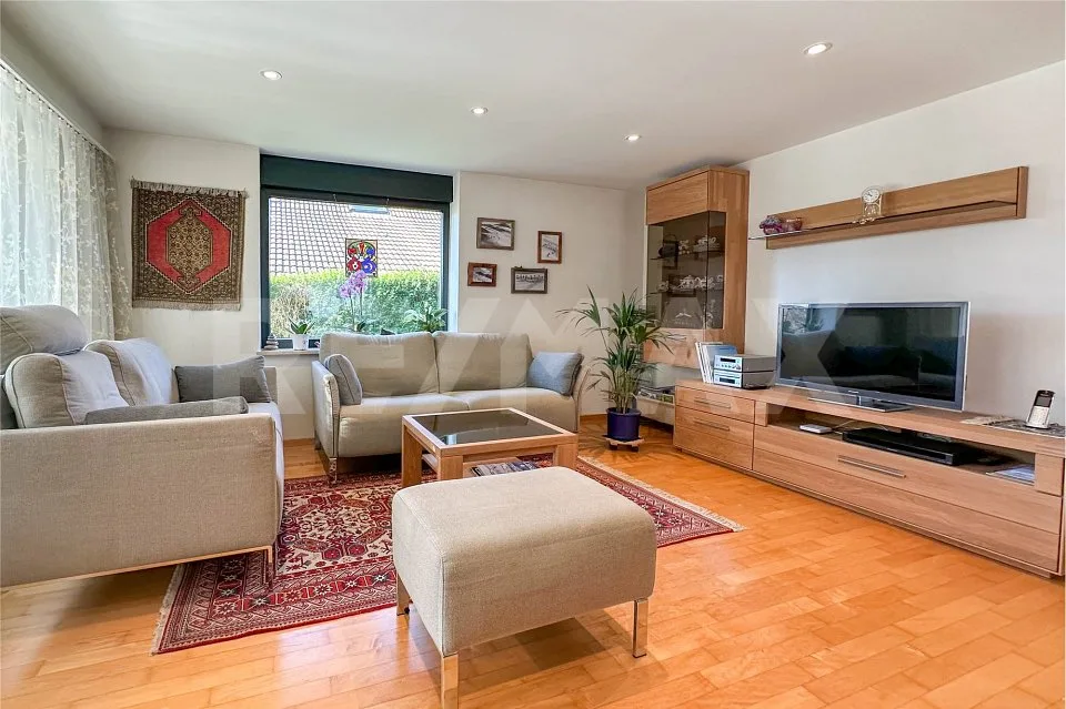 Detached single-family house with indoor pool and sauna