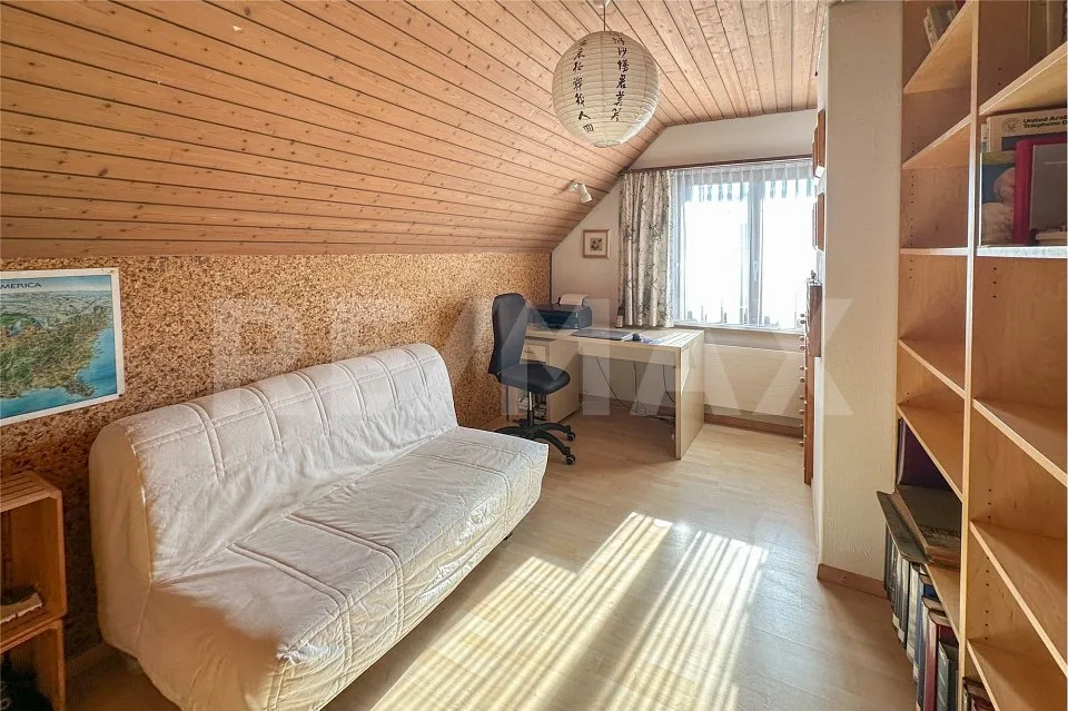 Detached single-family house with indoor pool and sauna