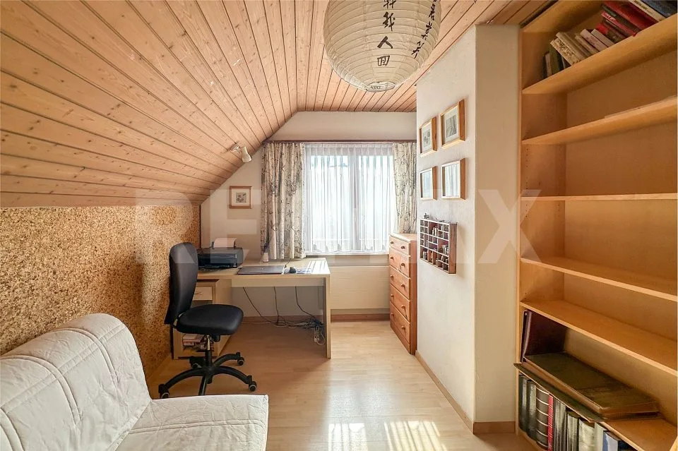 Detached single-family house with indoor pool and sauna