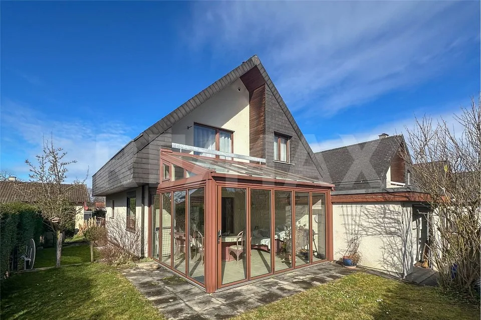 Freistehendes EFH mit Indorpool und Sauna