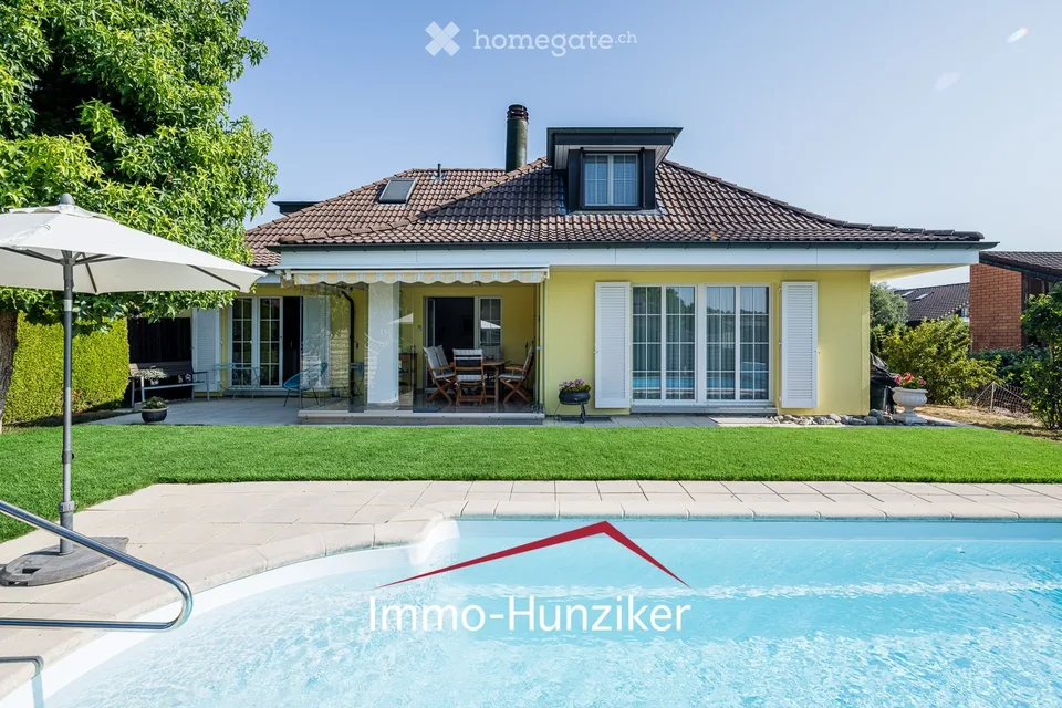 Exceptional living in a well-maintained country house villa with pool, near the lake