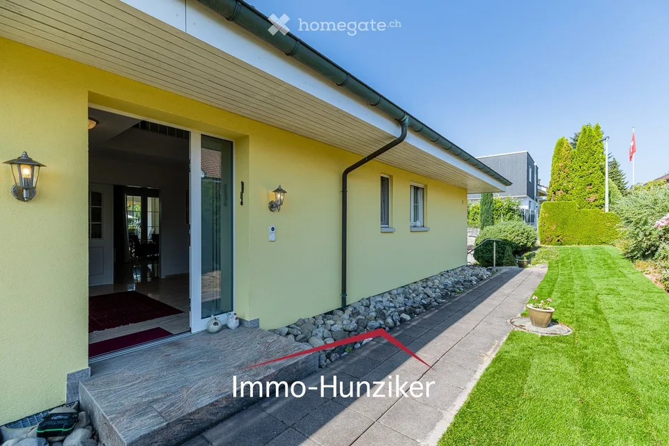 Exceptional living in a well-maintained country house villa with pool, near the lake