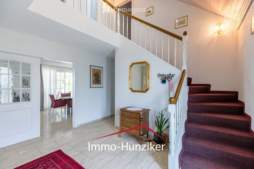 Exceptional living in a well-maintained country house villa with pool, near the lake