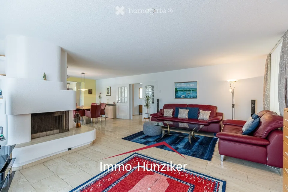 Exceptional living in a well-maintained country house villa with pool, near the lake