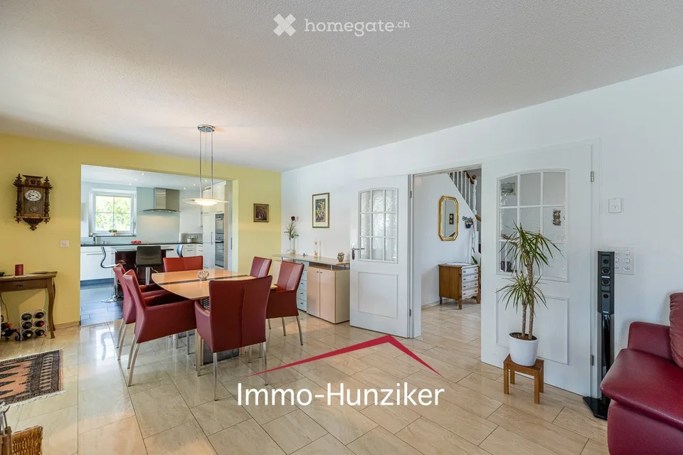 Exceptional living in a well-maintained country house villa with pool, near the lake