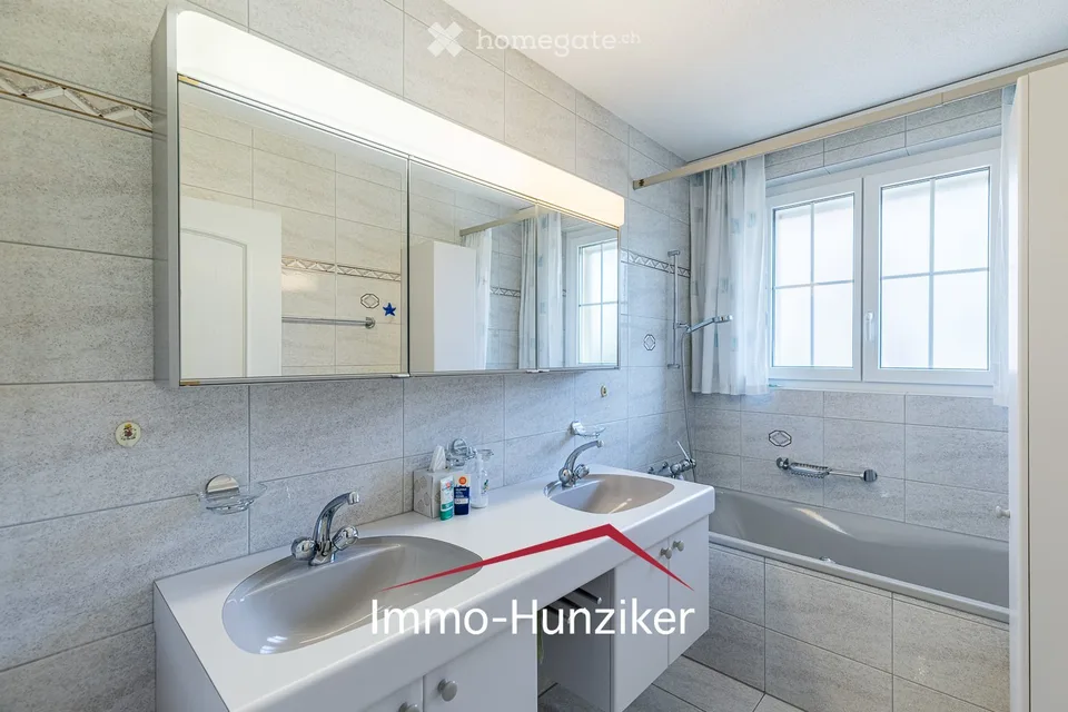 Exceptional living in a well-maintained country house villa with pool, near the lake