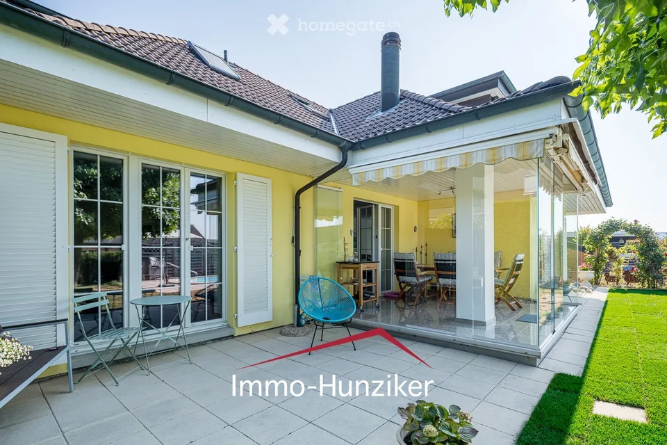 Exceptional living in a well-maintained country house villa with pool, near the lake