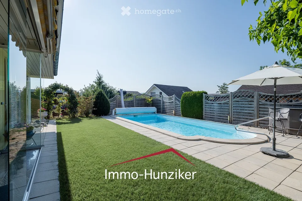 Exceptional living in a well-maintained country house villa with pool, near the lake