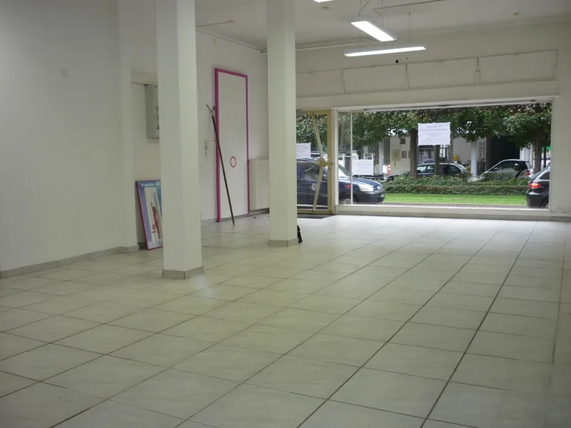 Retail Space / Office with Shop Window + Balcony in Good Traffic Location in Gundeli