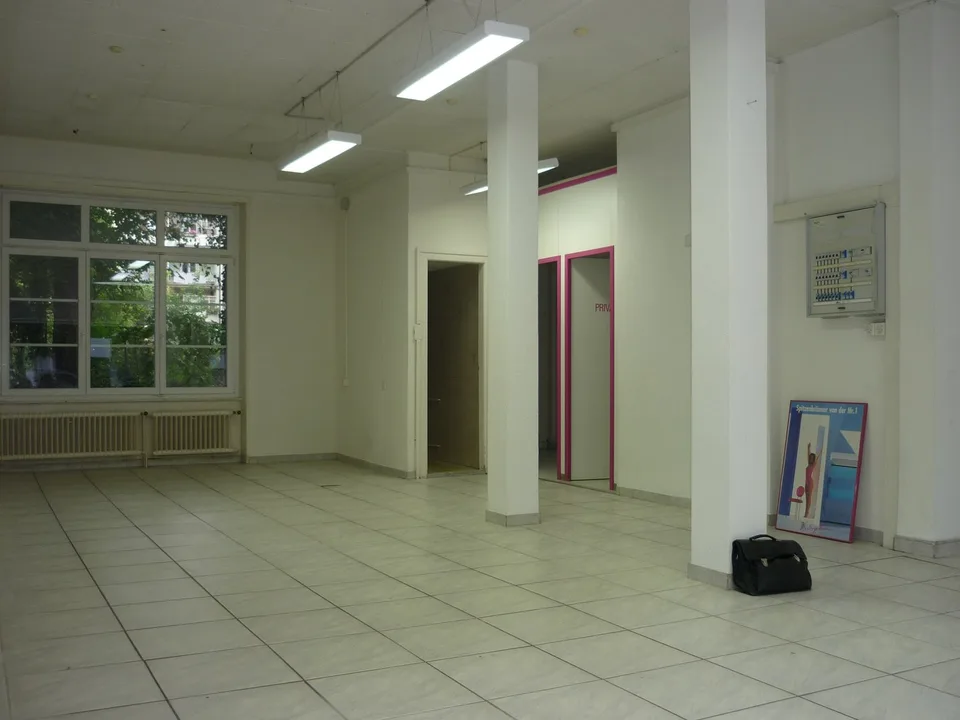 Retail Space / Office with Shop Window + Balcony in Good Traffic Location in Gundeli