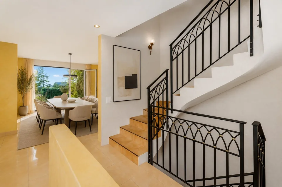 Family-friendly, sunny house with mountain view and privacy in a prime location