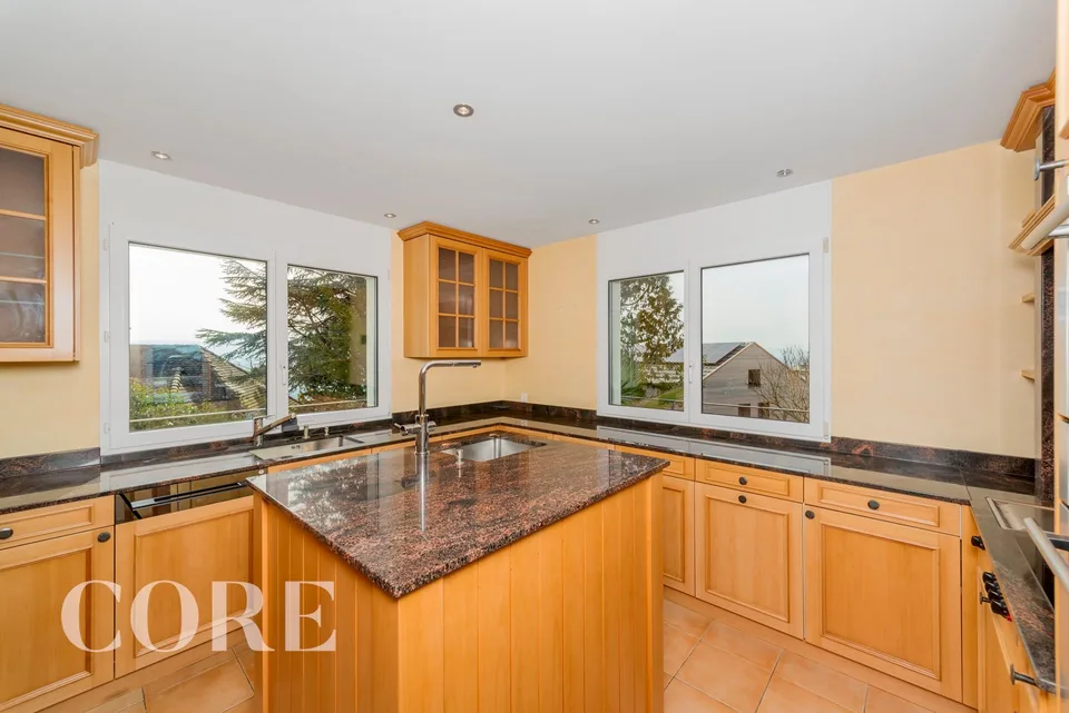Family-friendly, sunny house with mountain view and privacy in a prime location