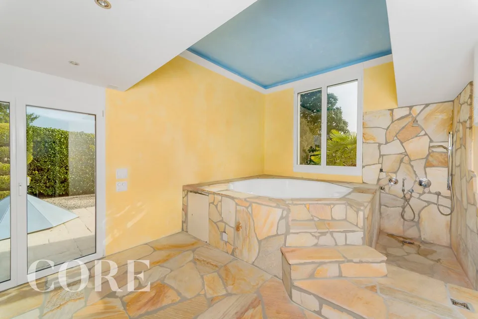 Family-friendly, sunny house with mountain view and privacy in a prime location