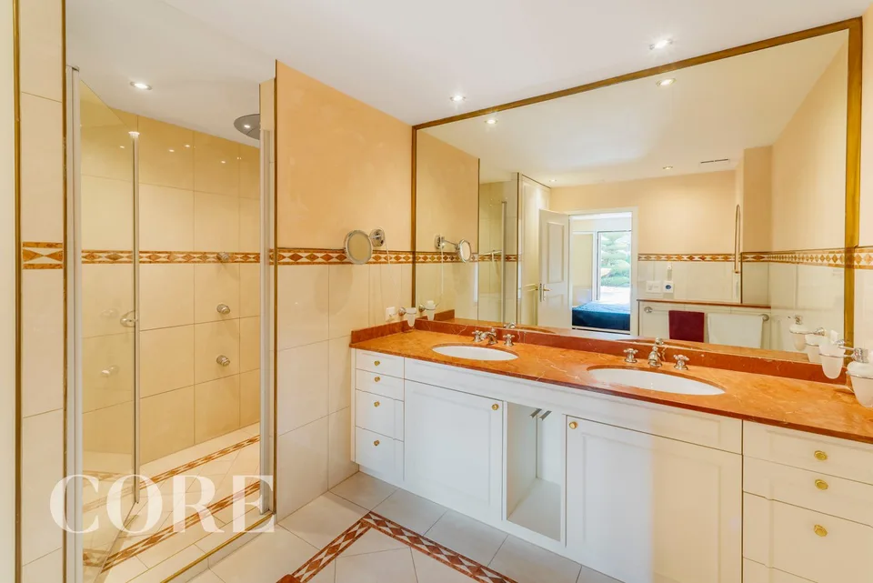 Family-friendly, sunny house with mountain view and privacy in a prime location