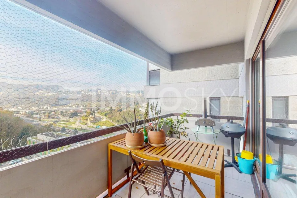 Income-generating jewel just steps from the lake!
