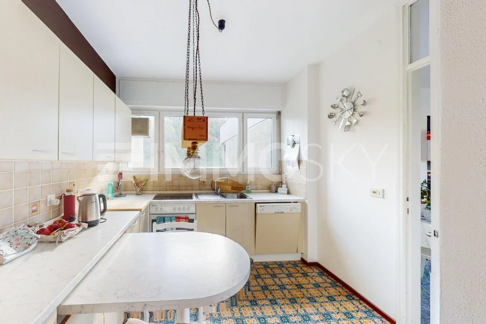 Income-generating jewel just steps from the lake!
