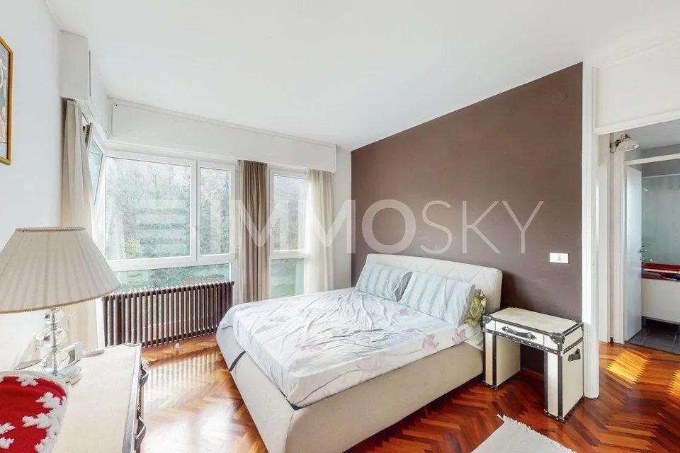 Income-generating jewel just steps from the lake!