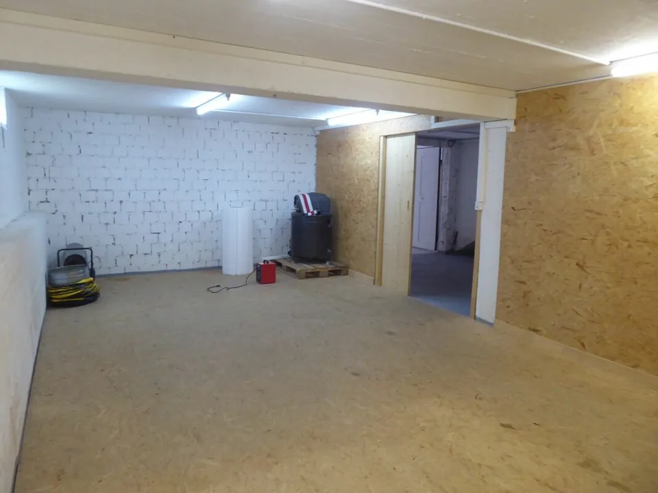 Beaucoup d'espace pour votre stockage ou votre hobby : 170 m² dans un emplacement central à Glattfelden à louer