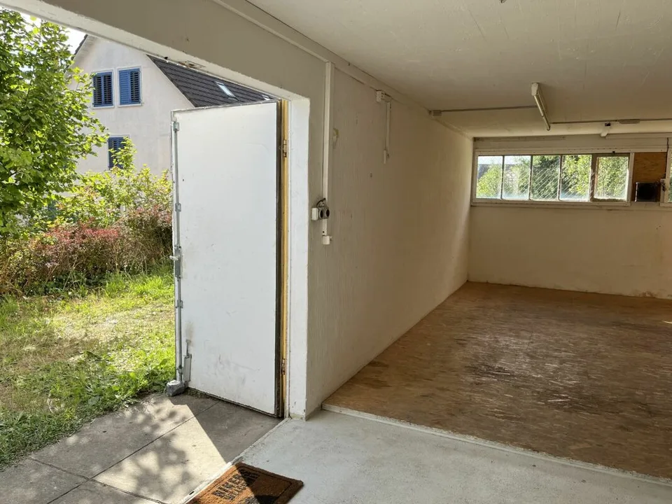 Beaucoup d'espace pour votre stockage ou votre hobby : 170 m² dans un emplacement central à Glattfelden à louer