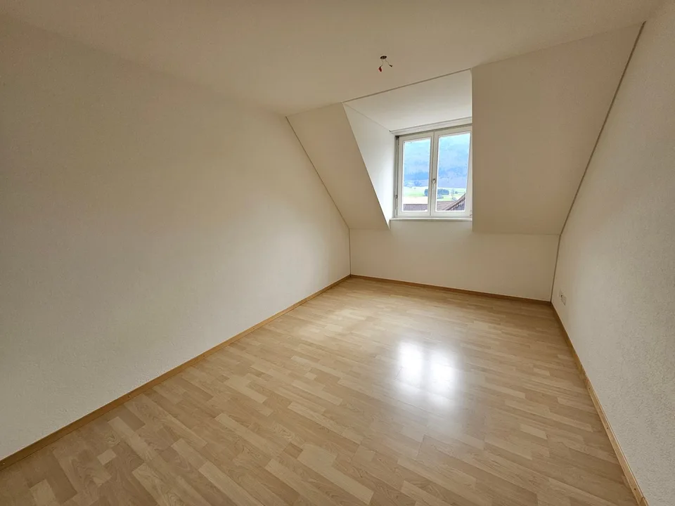 Charmant appartement de 4 pièces en mansarde dans un quartier calme de Laupersdorf