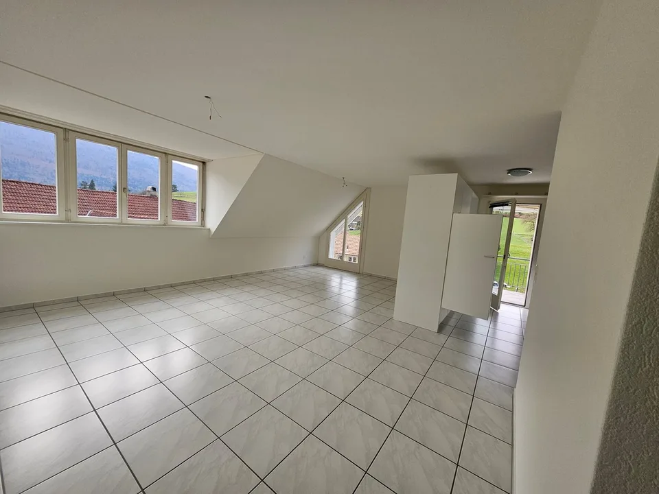 Charmant appartement de 4 pièces en mansarde dans un quartier calme de Laupersdorf