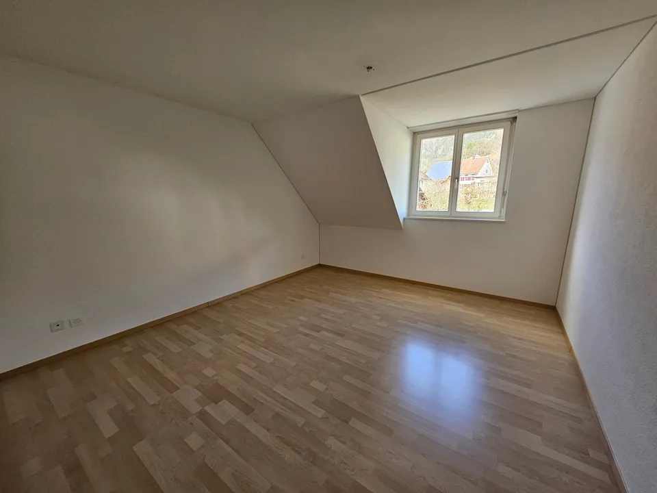 Charmant appartement de 4 pièces en mansarde dans un quartier calme de Laupersdorf