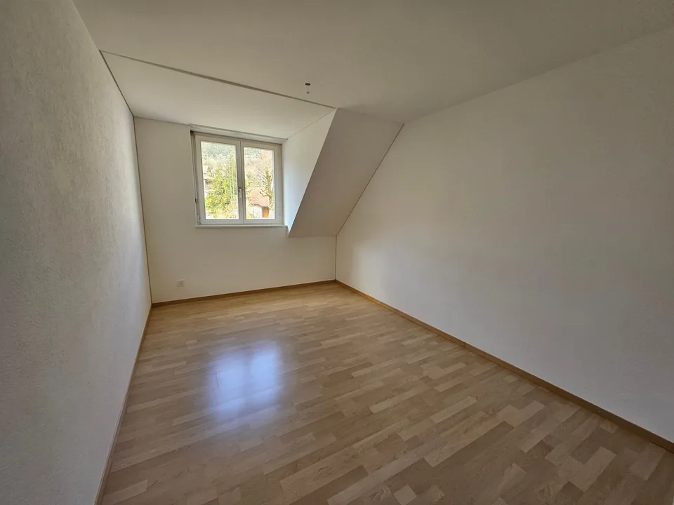 Charmant appartement de 4 pièces en mansarde dans un quartier calme de Laupersdorf